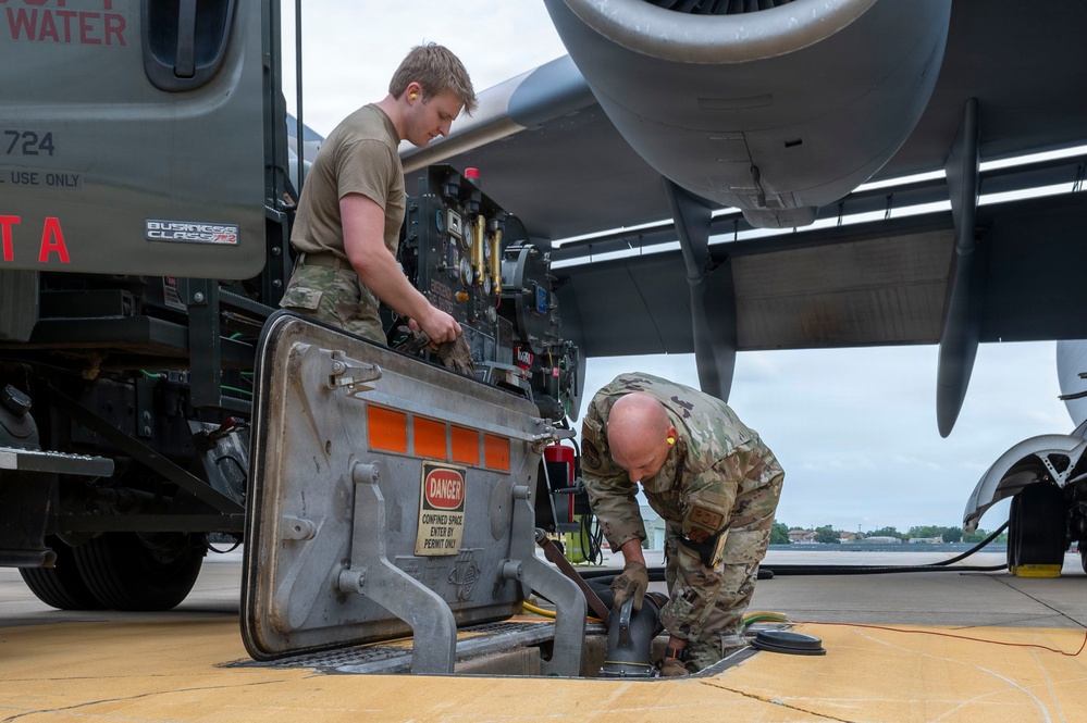 DVIDS - Images - 167th Members Service a C-17 Globemaster III [Image 1 ...