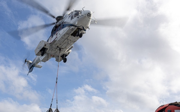 USS Mustin conducts vertical replenishment-at-sea with USNS Cesar Chavez