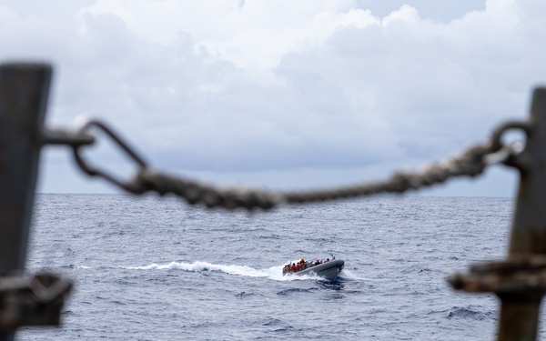 USS Mustin conducts boats operations