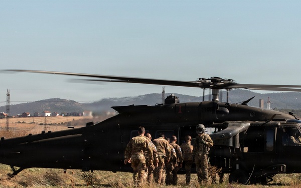 KFOR RC-E aviators conduct multinational air movement training with Italian Armed Forces