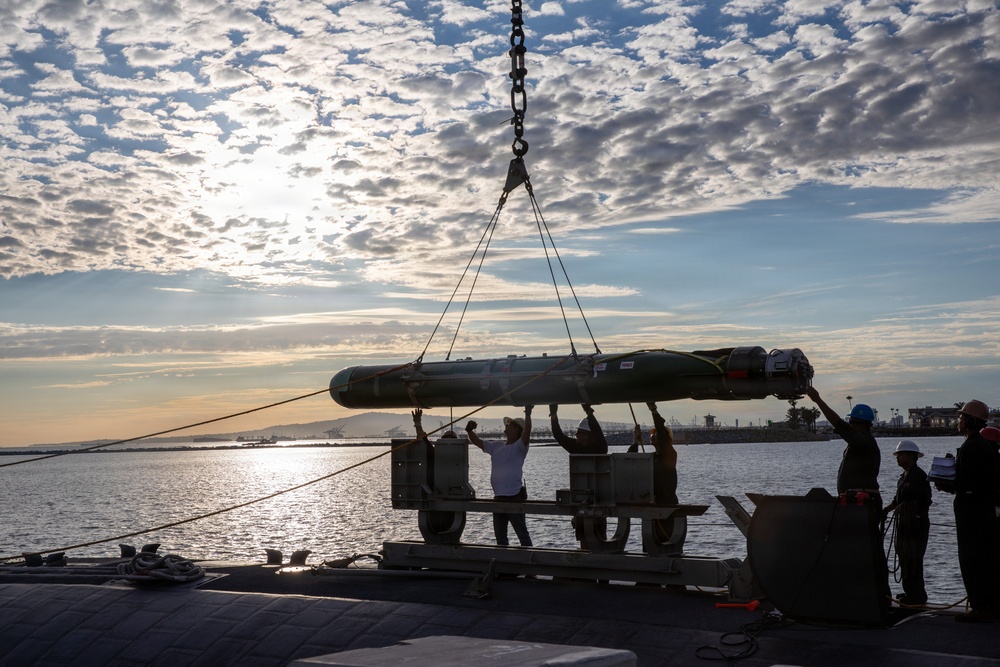 USS Santa Fe Conducts Weapons Handling Evolution at Naval Weapons Station Seal Beach