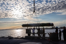 USS Santa Fe Conducts Weapons Handling Evolution at Naval Weapons Station Seal Beach