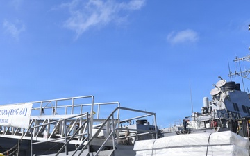 USS Paul Hamilton Receives New Mattresses