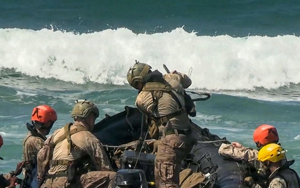 1st Radio Battalion and 1st Intelligence Battalion conduct amphibious exercise