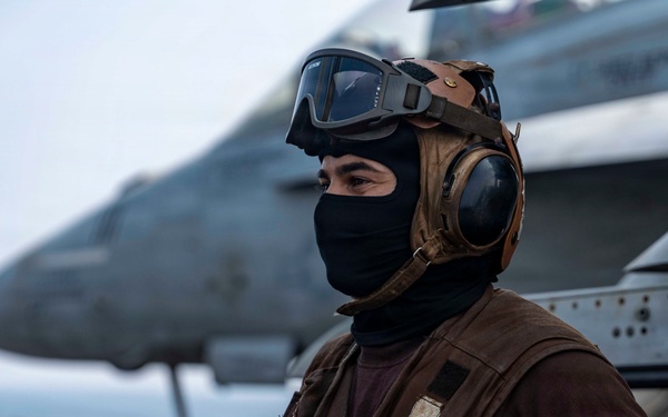 Abraham Lincoln Conducts Flight Deck Maintenance