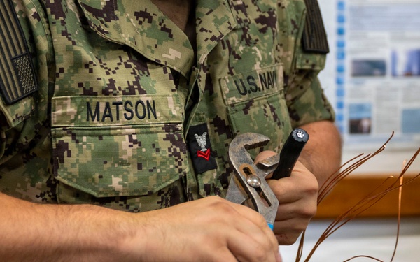 934th Civil Engineer Squadron trains with U.S. Navy reservist