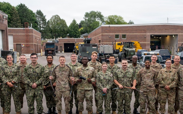 934th Civil Engineer Squadron trains with U.S. Navy reservist