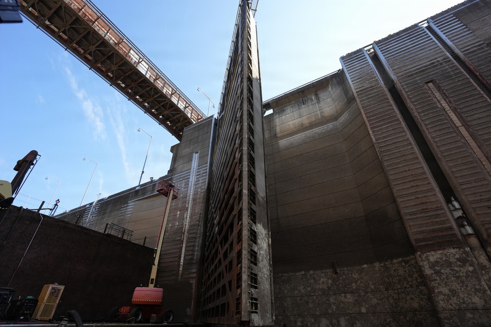 U.S. Army Corps of Engineers dewatering Barkley Lock