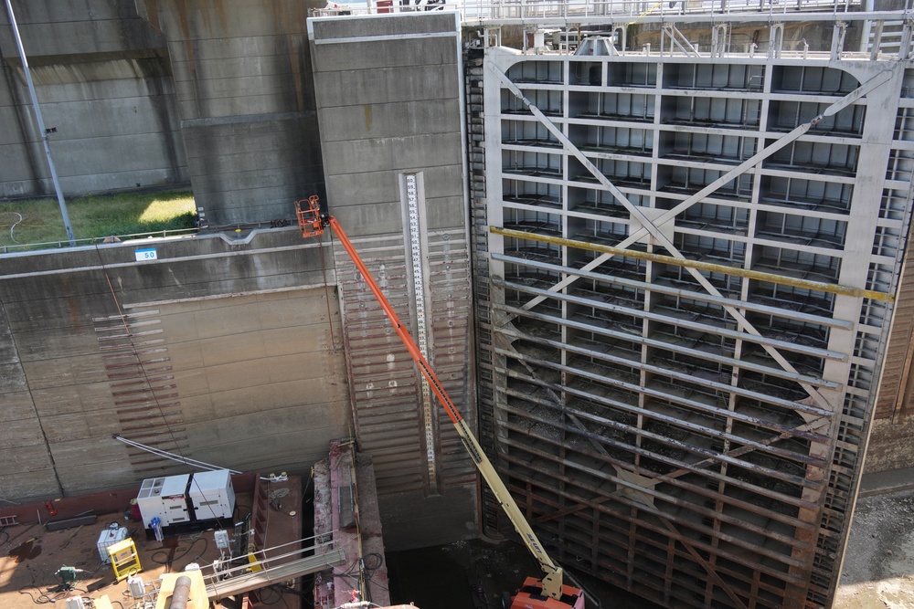 U.S. Army Corps of Engineers dewatering Barkley Lock
