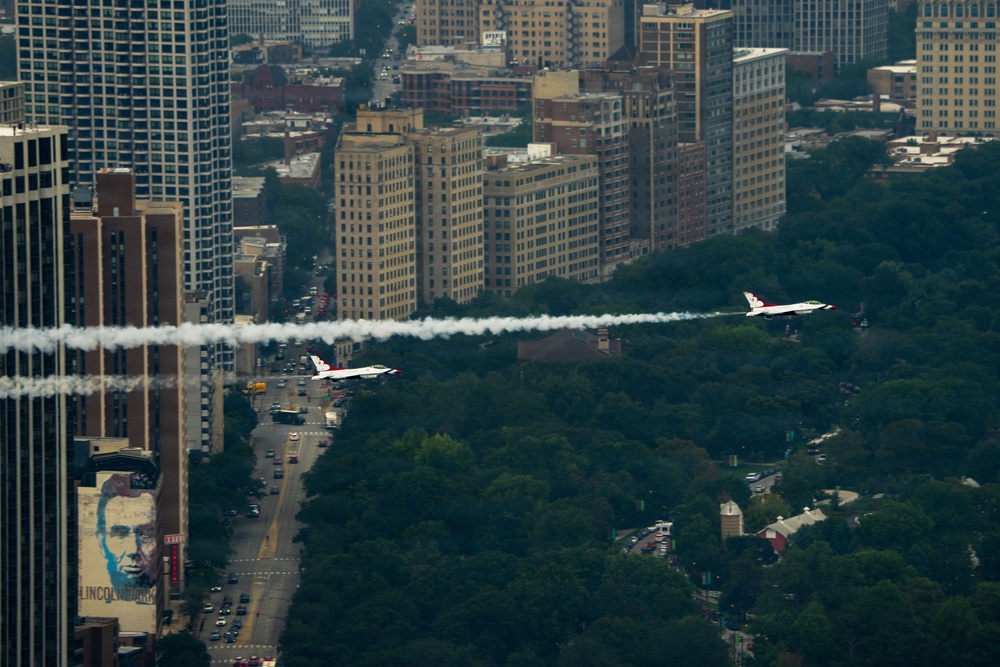 Thunderbirds perform during Chicago Air and Water Show