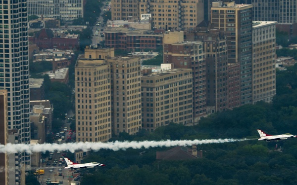 Thunderbirds perform during Chicago Air and Water Show