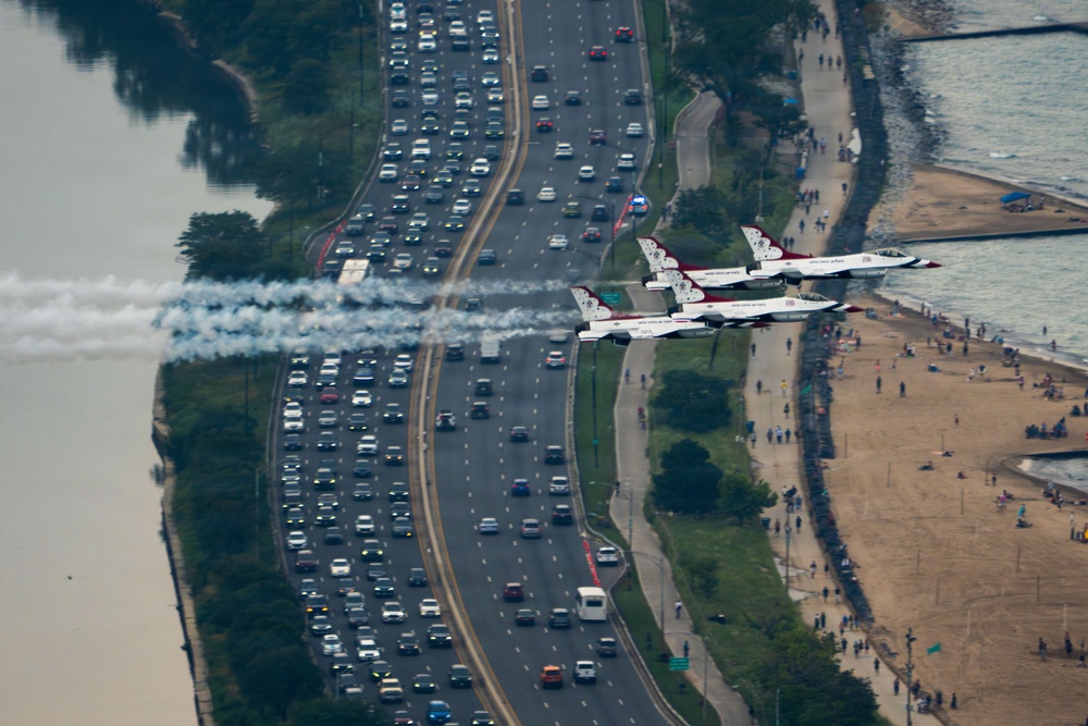 Thunderbirds perform during Chicago Air and Water Show