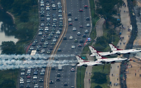 Thunderbirds perform during Chicago Air and Water Show