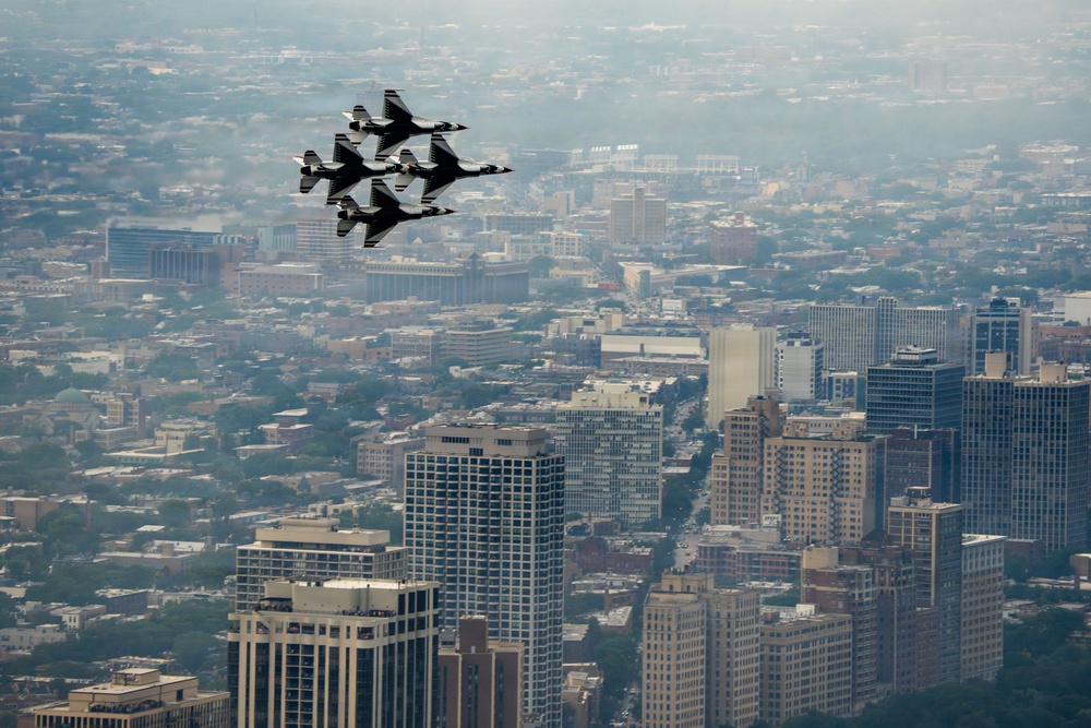 Thunderbirds perform during Chicago Air and Water Show