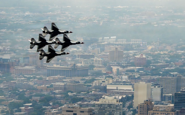 Thunderbirds perform during Chicago Air and Water Show