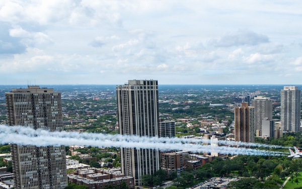 Thunderbirds perform during Chicago Air and Water Show