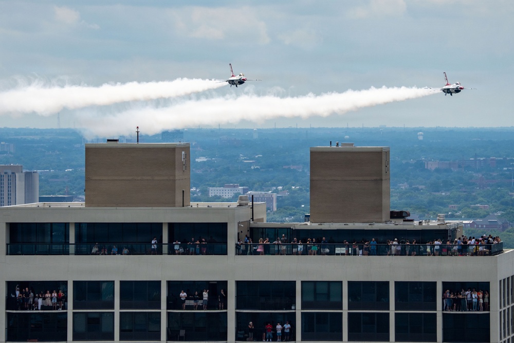 Thunderbirds perform during Chicago Air and Water Show