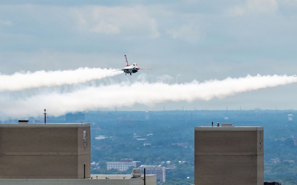 Thunderbirds perform during Chicago Air and Water Show