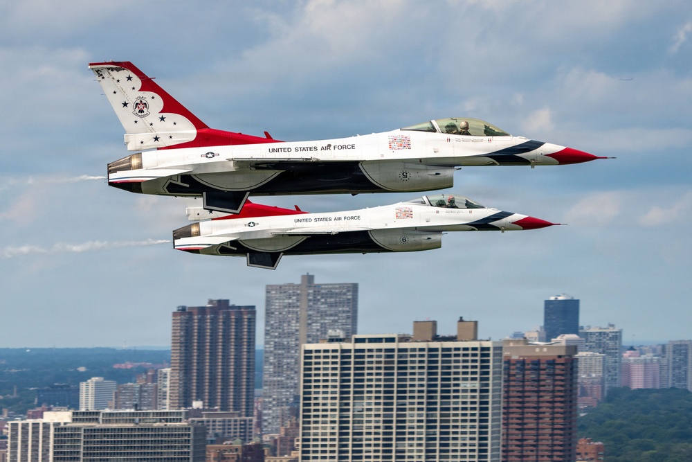 Thunderbirds perform during Chicago Air and Water Show
