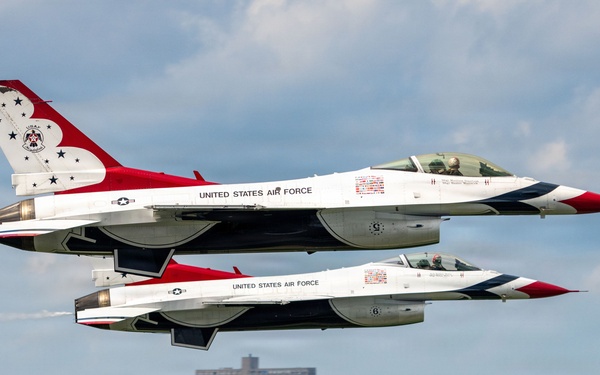 Thunderbirds perform during Chicago Air and Water Show