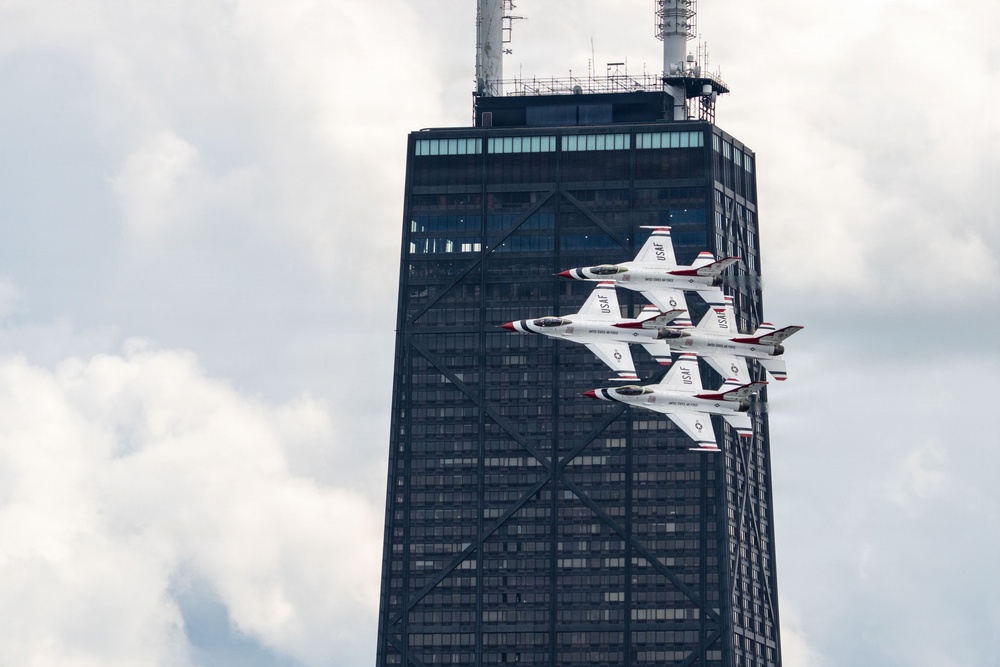 Thunderbirds perform during Chicago Air and Water Show