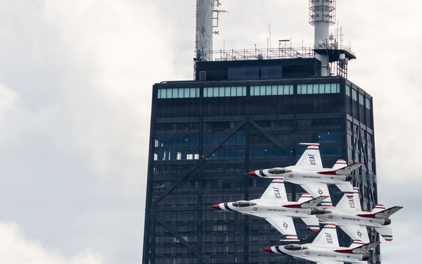 Thunderbirds perform during Chicago Air and Water Show