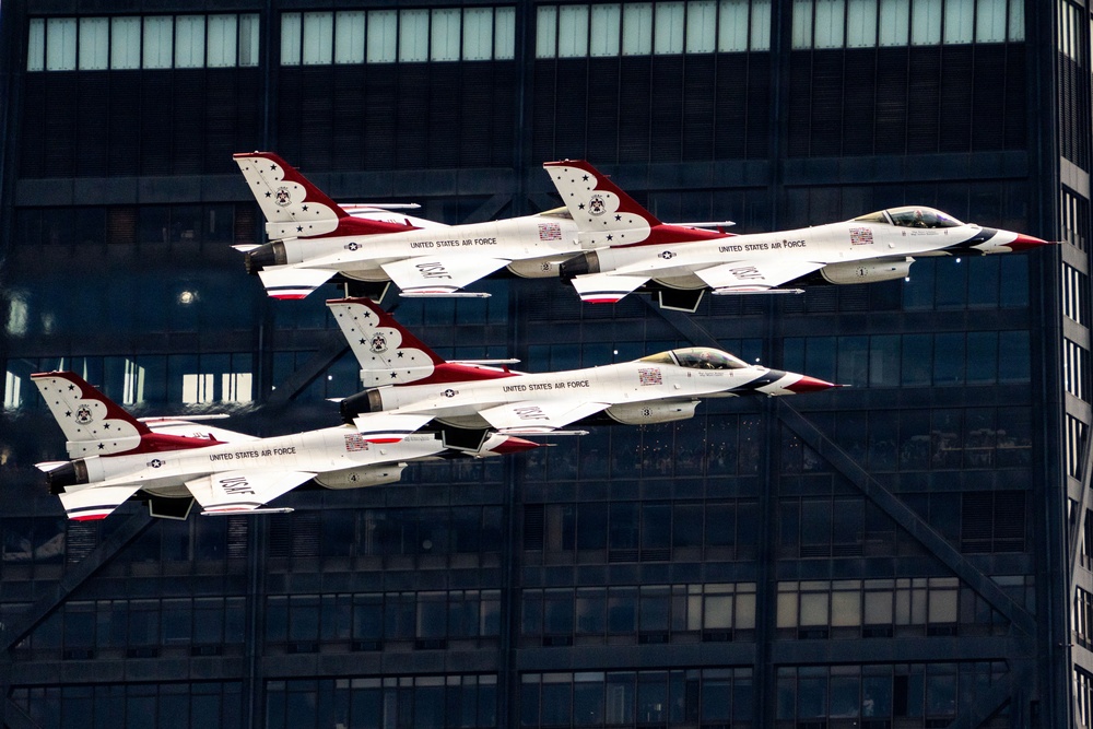 Thunderbirds perform during Chicago Air and Water Show