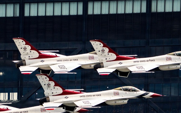 Thunderbirds perform during Chicago Air and Water Show
