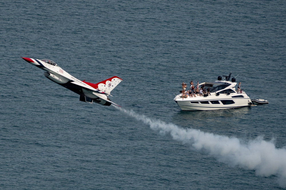 Thunderbirds perform during Chicago Air and Water Show