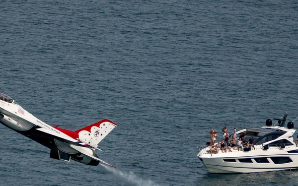 Thunderbirds perform during Chicago Air and Water Show