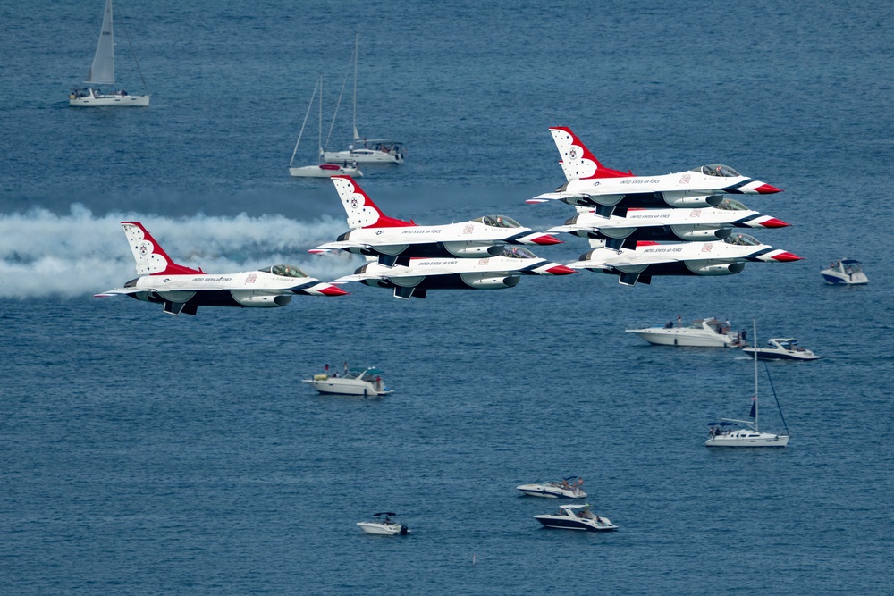Thunderbirds perform during Chicago Air and Water Show