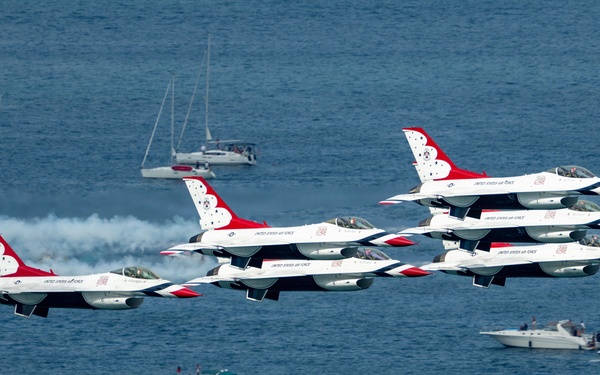 Thunderbirds perform during Chicago Air and Water Show