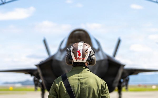 VMFA-533 strengthens U.S. Pacific presence through flight operation