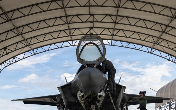 VMFA-533 strengthens U.S. Pacific presence through flight operation