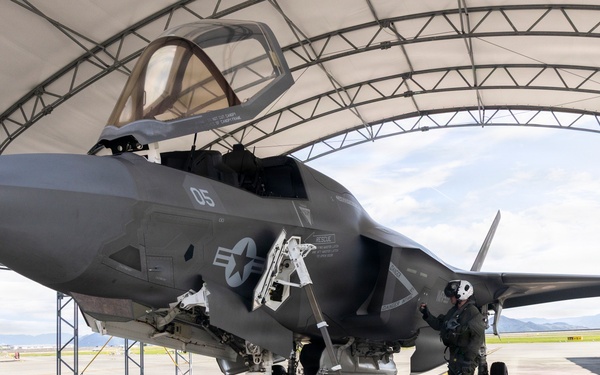 VMFA-533 strengthens U.S. Pacific presence through flight operation