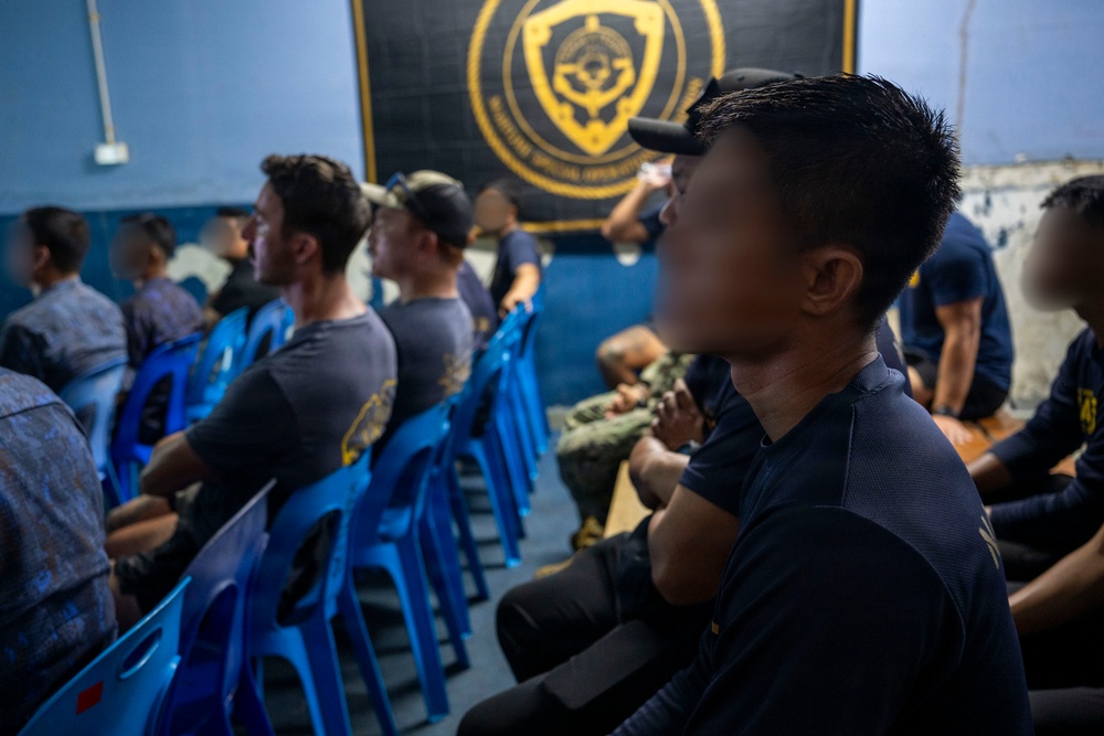 CTF 75.1.3 and CTF 73.6 conduct underwater navigation technology training with the Royal Brunei Navy