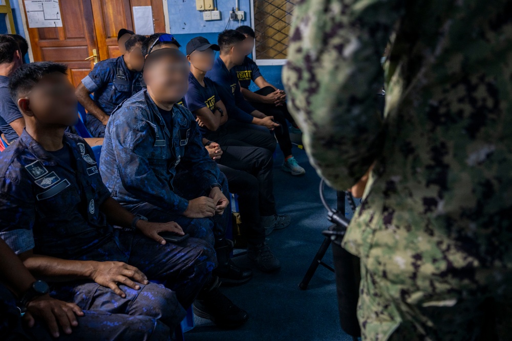 CTF 75.1.3 and CTF 73.6 conduct underwater navigation technology training with the Royal Brunei Navy