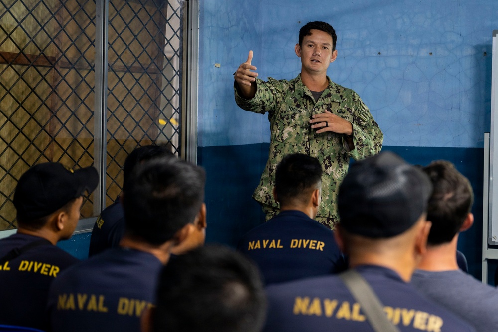CTF 75.1.3 and CTF 73.6 conduct underwater navigation technology training with the Royal Brunei Navy