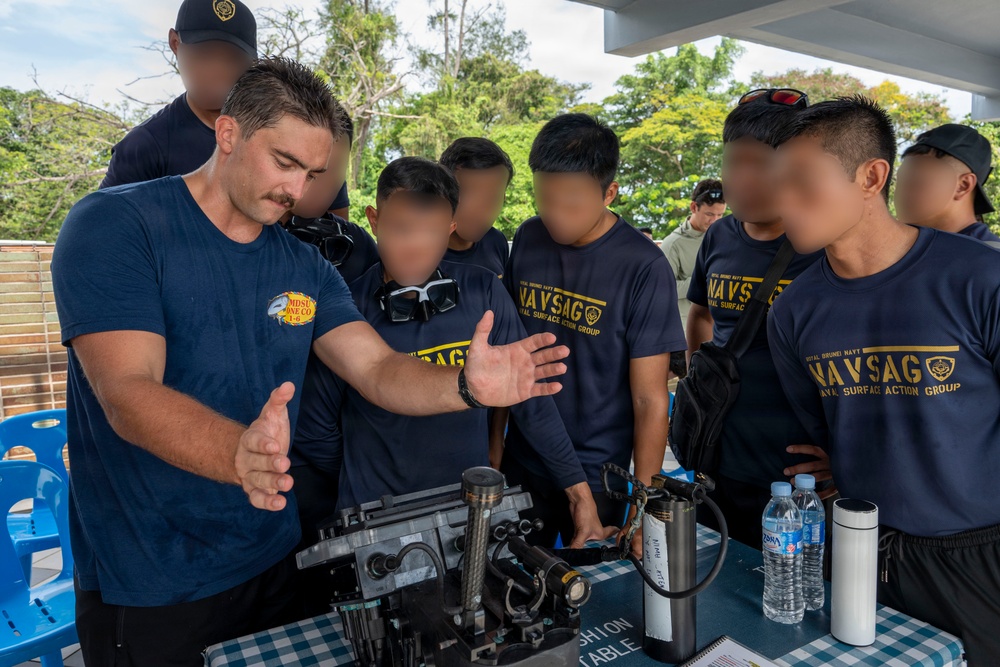 CTF 75.1.3 and CTF 73.6 conduct underwater navigation technology training with the Royal Brunei Navy
