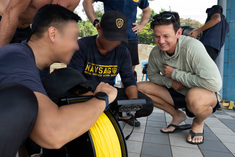 CTF 75.1 and CTF 73.6 conduct underwater navigation technology training with the Royal Brunei Navy