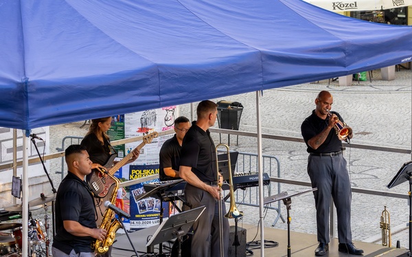 1ID Band Energizes Bolesławiec