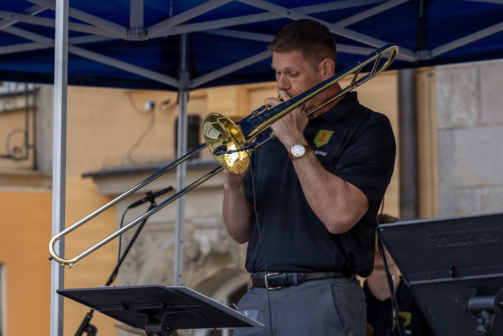 1ID Band Energizes Bolesławiec