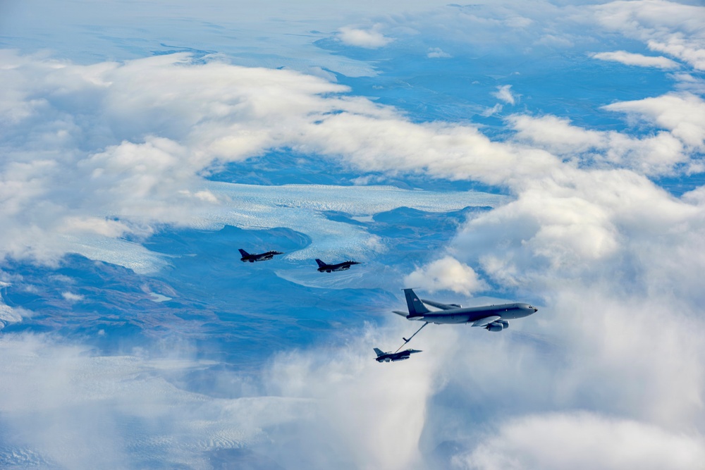 美国F-16战机与KC-135加油机在格陵兰上空编队飞行