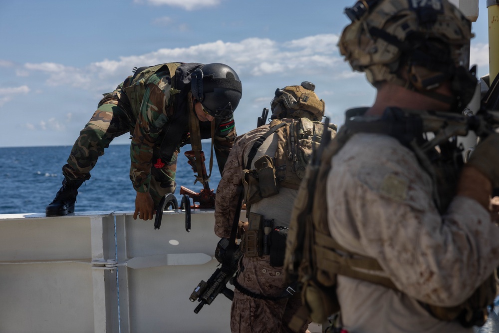 Recon Marines train with African forces to take on elicit maritime activity