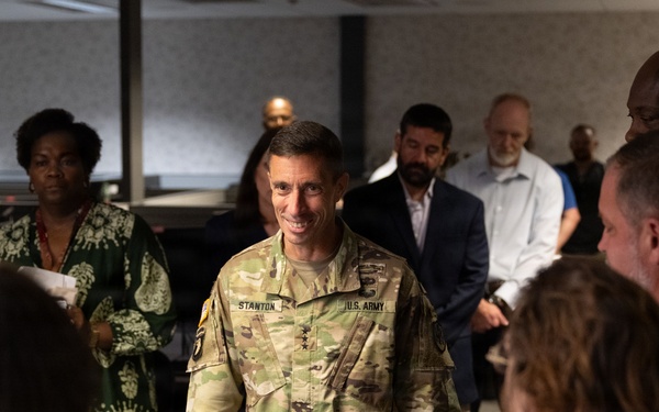 Lt. Gen. Stanton visits DISA Facility