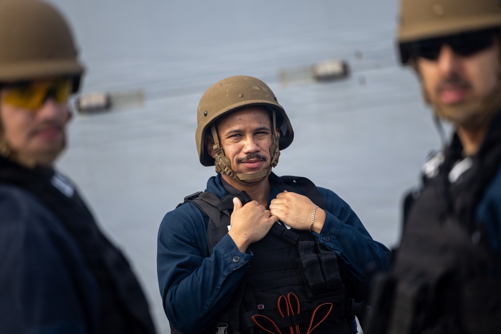 USS Mustin conducts VBSS boat operations