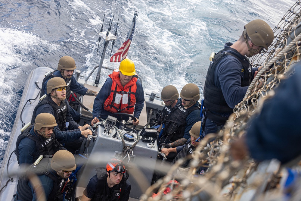 USS Mustin conducts VBSS boat operations