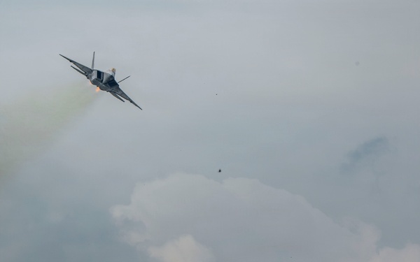 F-22 Demo Team rips three days of flares for 2026 Cleveland Air Show