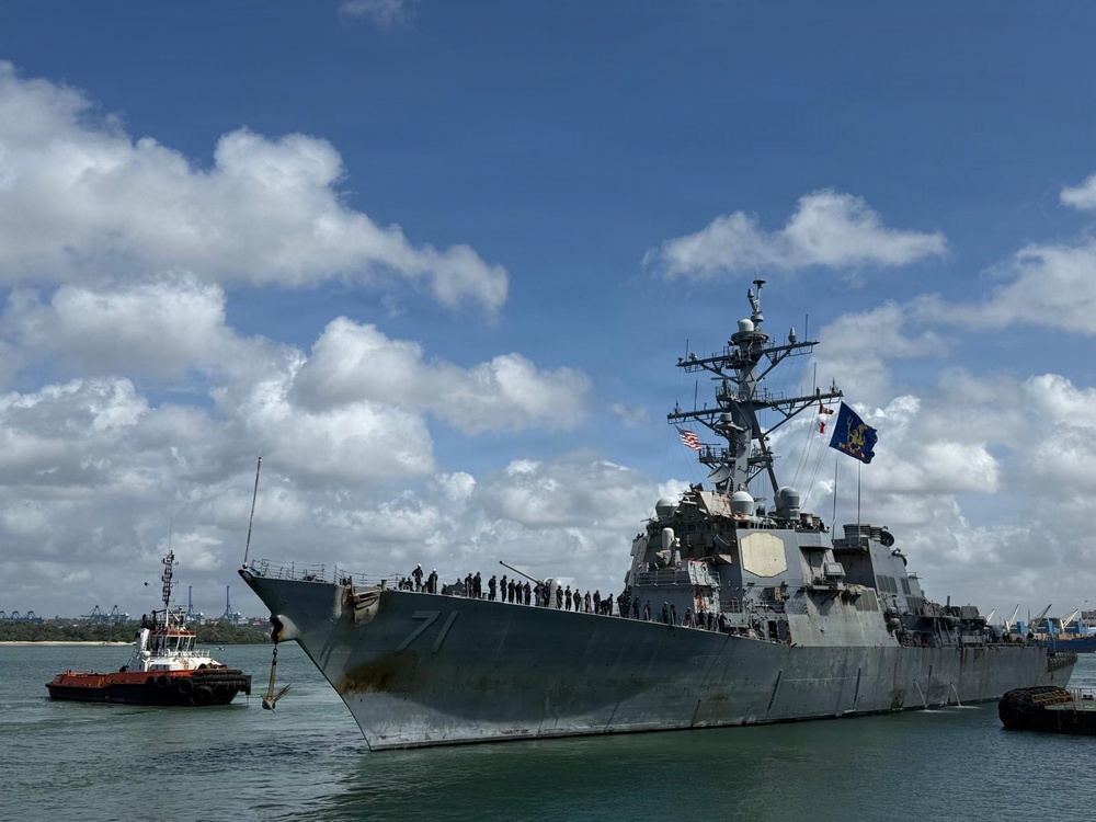 USS Ross departs Mombasa, Kenya