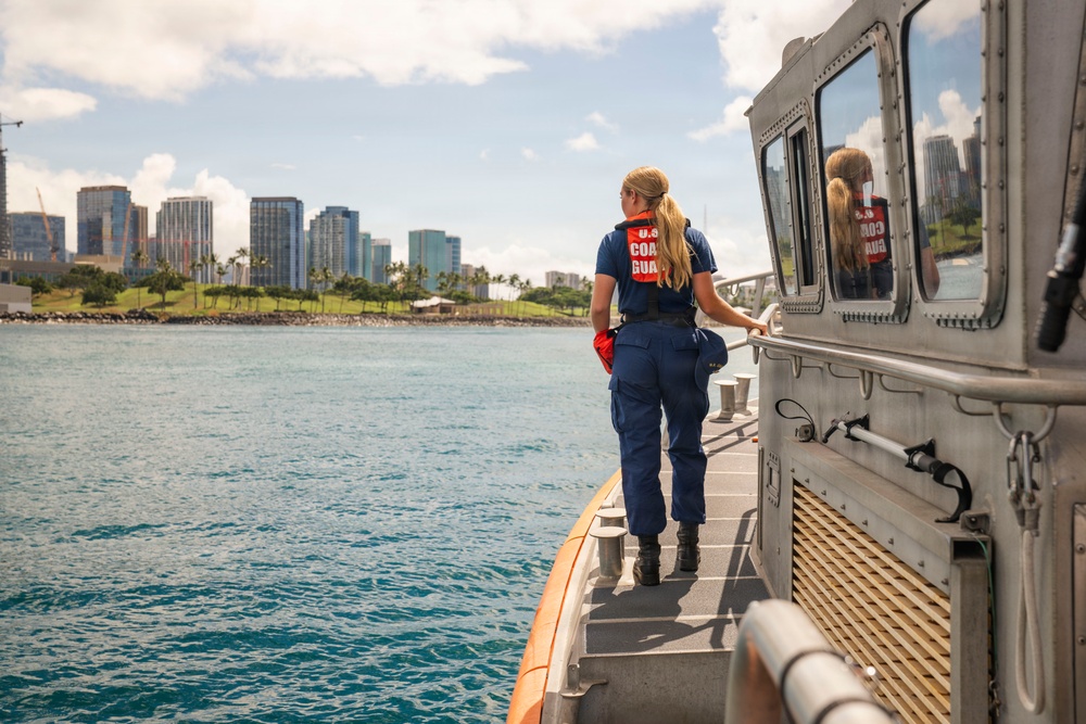 Regional Dive Locker Pacific and Station Honolulu conduct buoy restoration